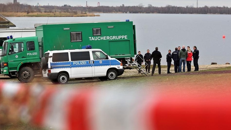 Taucher der Bereitschaftspolizei suchen am Sonntag nach der Leiche in dem See südlich von Leipzig. Freizeittaucher hatten einen Tag zuvor die Leiche des 42-jährigen im See entdeckt.
