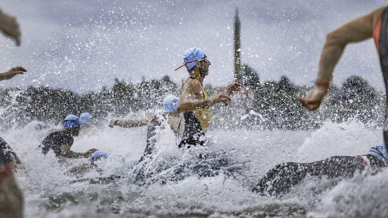 Der Triathlon beginnt mit der Disziplin Schwimmen. Jung und Alt stürzen sich entsprechend ihrer Starklassen in die Fluten.