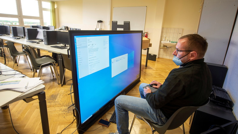 André Lippmann von der Firma H+C Computerdienst Großenhain bei der Erstkonfiguration einer neuen, digitalen Schultafel.