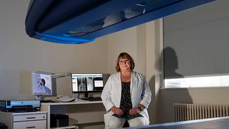 Dr. Leonore Unger vom Städtischen Klinikum Dresden wertet die Röntgenbilder einer Knochendichtemessung aus.