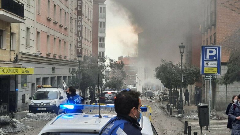 Ein Polizeiauto und ein Polizist stehen auf der Toledo Straße in Madrid nach einer starken Explosion.