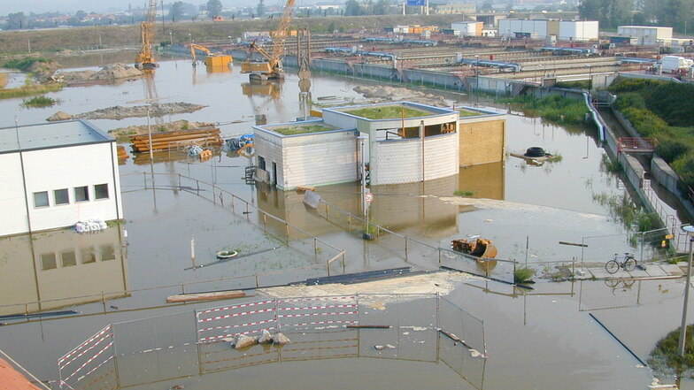 "Noch einen Schritt weiter gegangen“: Bei der Jahrhundertflut 2002 ist das Klärwerk überschwemmt. Im Hintergrund steht auch die Baustelle der biologischen Reinigung unter Wasser.