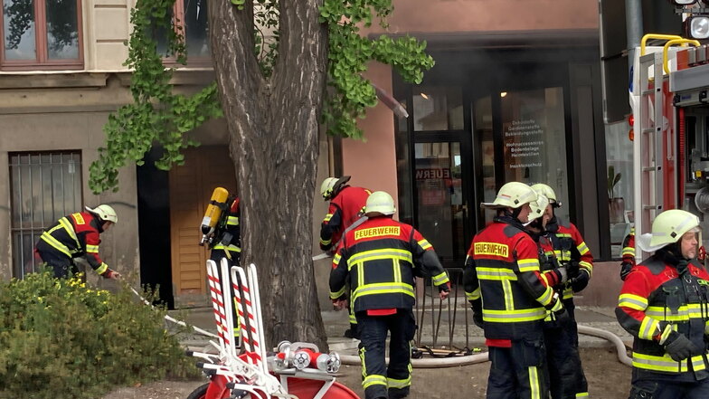 Unter Atemschutz drangen die Kameraden der Feuerwehr in den Keller des Hauses am Neumarkt.