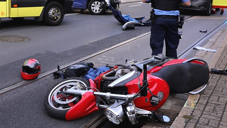 Die Großenhainer Straße in Dresden ist aufgrund eines Verkehrsunfalls gesperrt. Der Motorradfahrer wurde verletzt.