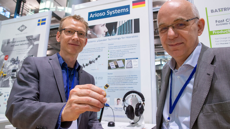 Jan Blochwitz Nimoth (links) und Herrmann Schenk vom Unternehmen Arioso Systems stellen bei den Hightech Venture Days smarte Lautsprecher für Hörgeräte und In-Ear-Headsets vor.