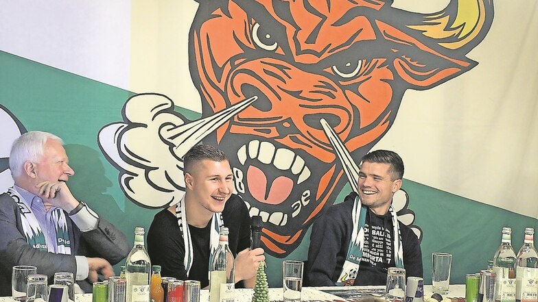 Mannschaftskapitän des RB Leipzig Willi Orban (Mitte), Co-Trainer Robert Klauß und der Sicherheitsbeauftragten Uwe Matthias (links) waren zu Gast beim RB Leipzig Fanclub „De Middlsaxn“.