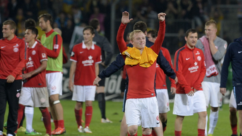 Im September 2014 hatte Patrick Pflücke (vorn) guten Grund, sich im Dresdner Stadion feiern zu lassen: Mit der zweiten Mannschaft des FSV Mainz hatte er Dynamo ein 1:1 abgetrotzt.