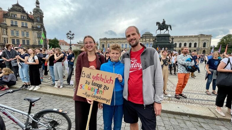 Penelope Faselt, Kay Kadner und sein Sohn Maximilian haben sich unter die Demonstranten in Dresden gemischt.