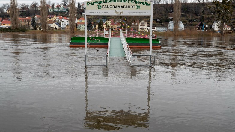 Der Anleger zur Panoramafahrt der Personenschiffahrt-Oberelbe in Pirna ist vom Wasser der Elbe teilweise überschwemmt.
