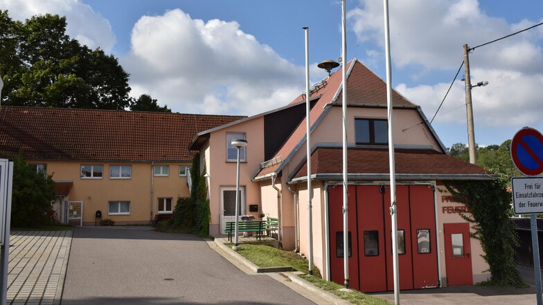 So sieht der gemeinsam von Kindergarten (links) und Feuerwehr genutzte Gebäudekomplex in Reinhardtsgrimma aus.