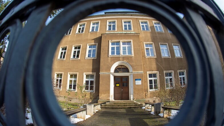 Die Oberschule Kötzschenbroda in Radebeul. Auf der nahe gelegenen Hermann-Ilgen-Straße wurde am Mittwochmorgen ein Kind angesprochen.