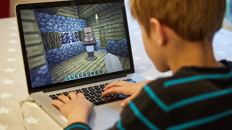 Mingus (9) spielt auf einem Laptop das Open-World-Computerspiel Minecraft. Während des Lockdowns stieg die Zeit am PC oder Handy stark an.