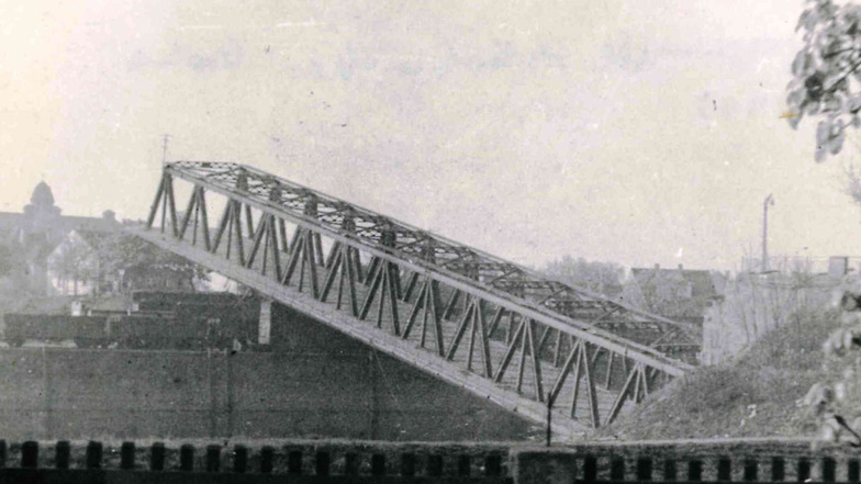 Auch die Hafenbrücke in Gröba wurde 1945 vor dem Einzug der sowjetischen Truppen gesprengt. Die Ansicht aus dem Stadtmuseum Riesa wurde von der Kirchstraße aus fotografiert. Wenige Hundert Meter weiter war auch die Schloßbrücke am Hafeneingang zerstört wo