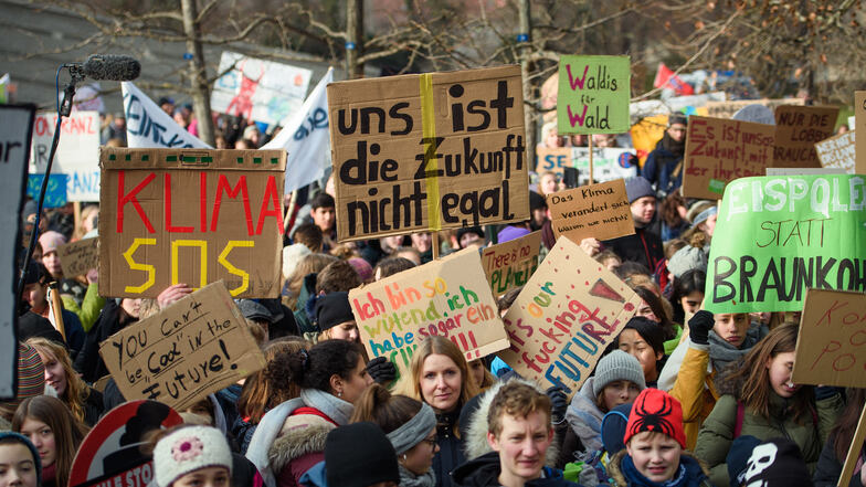 „Uns ist die Zukunft nicht egal“– Mit Plakaten wie diesen demonstrierten Schüler und Studenten am Freitag in Berlin gegen die Energiegewinnung aus Kohle und für eine nachhaltige Energiepolitik.