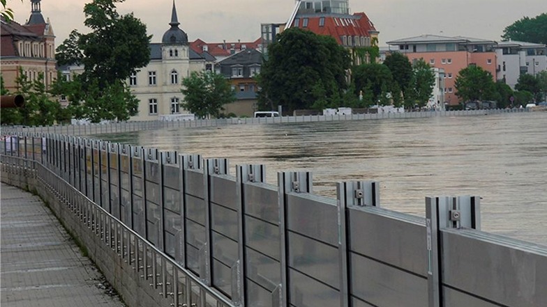 Dieses Beispiel aus Dresden-Mickten verdeutlicht, wie das Dammbalkensystem bei Hochwasser aufgebaut wird und Schutz bietet.