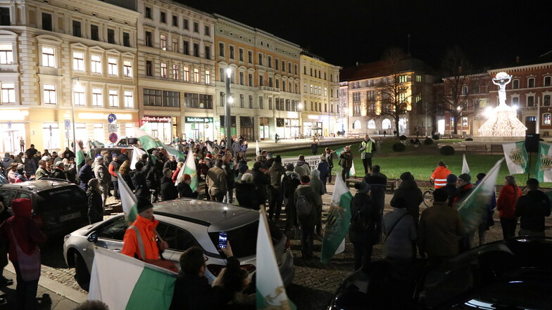 150 Personen demonstrierten am Montagabend am Postplatz in Görlitz - mit Genehmigung des Kreises.