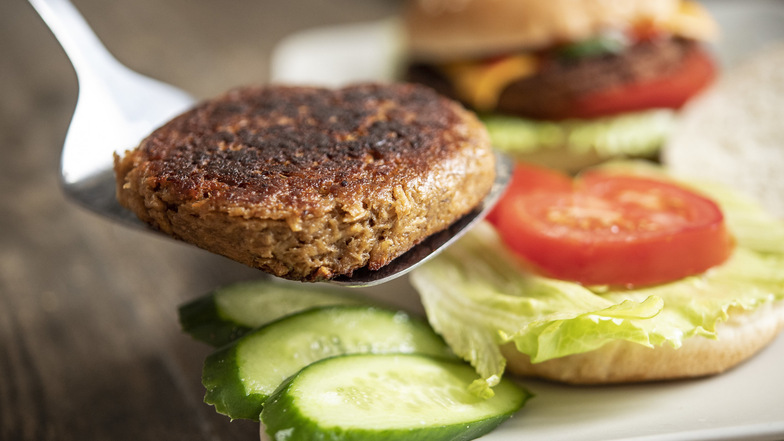 Vegetarische oder vegane Burgerpattys erfreuen sich immer größerer Beliebtheit. Kritiker bemängeln aber bei manchen dieser Fleischersatz-Produkte einen zu hohen Salz- und Fettgehalt. 