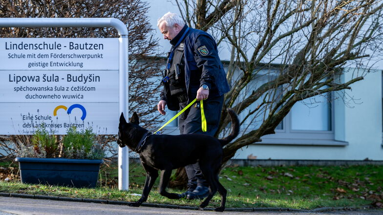 Bombenspürhunde hatten die Lindenschule in Bautzen durchsucht, waren aber nicht fündig geworden.