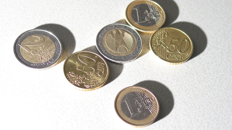Das Symbolfoto zeigt Euromünzen, insgesamt sieben Euro. Das jährliche Riesaer Haushaltsvolumen beläuft sich derzeit auf mehr als 70 Millionen Euro.