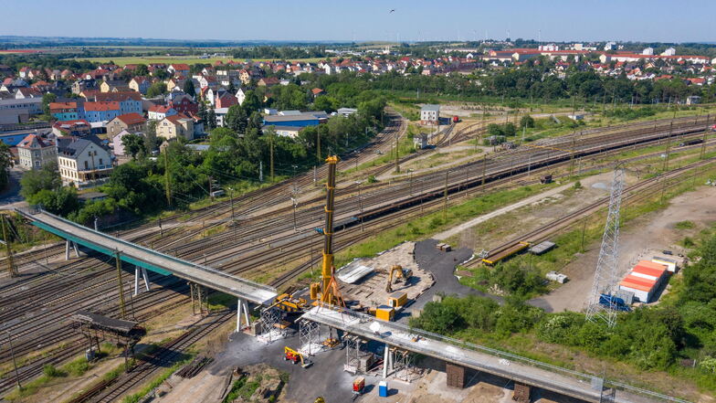 Die Brücke über die Gleise am Riesaer Bahnhof wird abgerissen. Gesperrt war das marode Bauwerk schon länger.