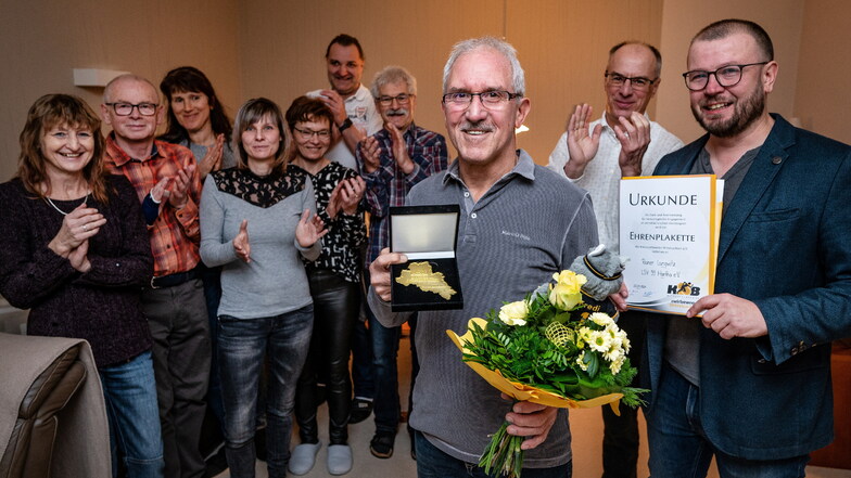 Der Harthaer Rainer Lungwitz ist vom Geschäftsführer des Kreissportbundes Mittelsachsen Benjamin Kahlert (rechts) mit der Ehrenplakette ausgezeichnet worden.