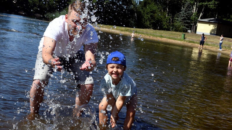 Liam und sein Papa waren unter den ersten Badegästen, die bei der Wiedereröffnung des Jahnbads am Sonntag das Wasser testeten.