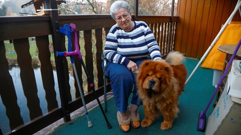 Bärbel Puschmann sitzt mit Berry auf dem Balkon ihrer Wohnung. Sie hat den Hund geerbt und ein mietfreies Wohnrecht. Aber darum gibt es jetzt einen großen Streit.
