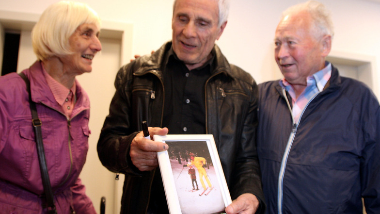 Wiedersehen nach über 40 Jahren: Renate und Manfred Ritschel trafen Winnetou-Darsteller Gojko Mitic (79, Mitte) in Lohmen wieder.
