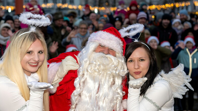 Kleiner Weihnachtsmarkt lockt Hunderte Besucher in Bischofswerdas Altstadt