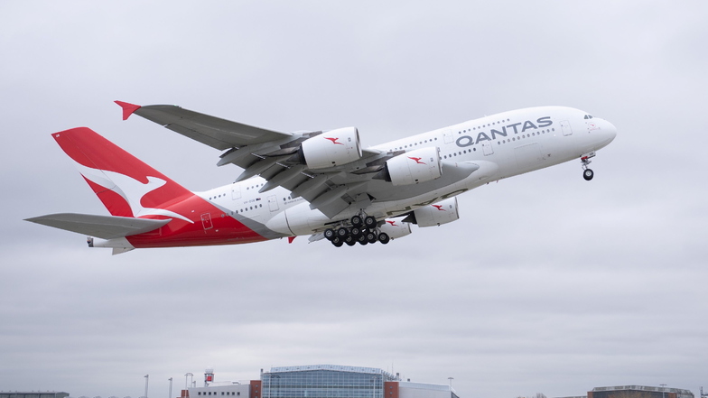 Da fliegt sie weg: Die Qantas-A380 Airways startet vom Flughafen Dresden.