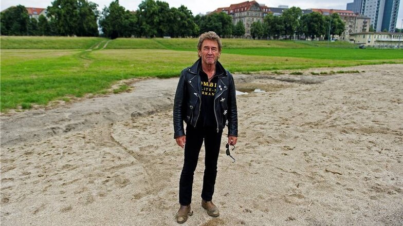 Prominenter Spender: Peter Maffay bei seinem Besuch des zerstörten Platzes Ende Juni 2013.