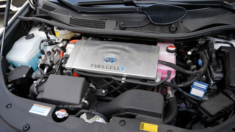 Ein Auto mit einer Brennstoffzelle als Energieerzeuger, steht bei der Eröffnung einer Wasserstofftankstelle in NRW.