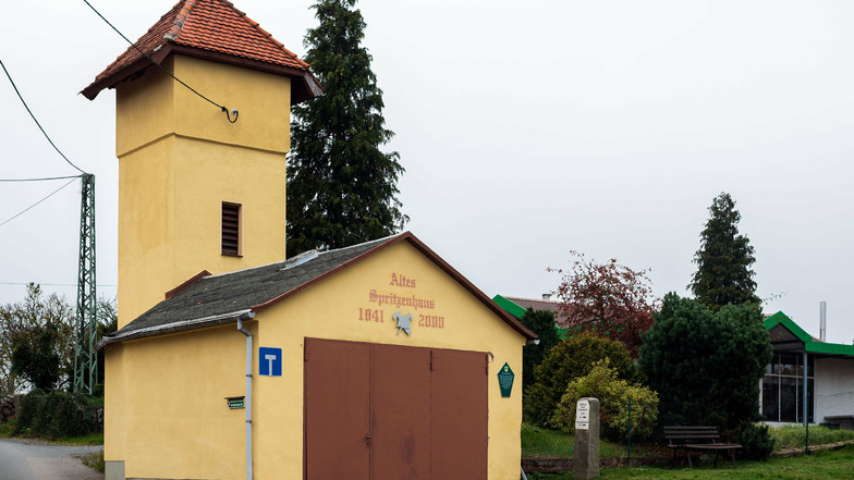 Garage mit Turm: Das alte Feuerwehrhaus in Altendorf geht in private Hände.