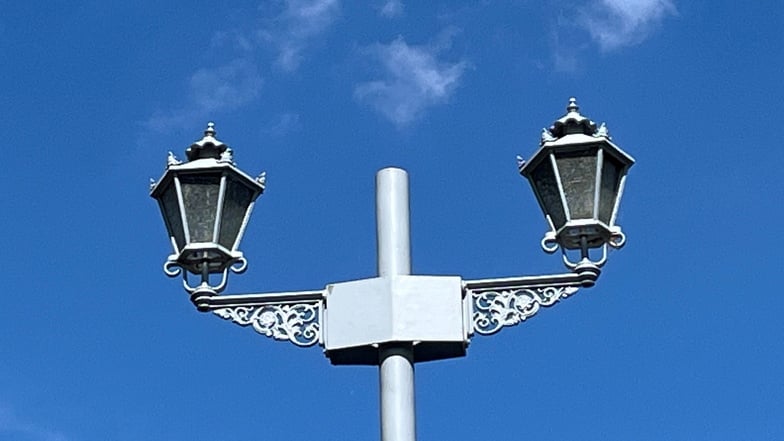 Schöne historische Lampen im Grundstück.