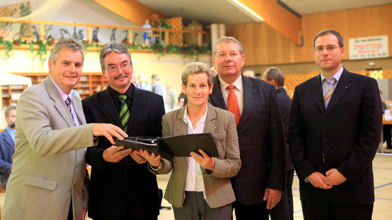 Das war 2008 nach der ersten Beigeordnetenwahl im Görlitzer Rosenhof (v. li.): Landrat Bernd Lange mit dem Dezernenten Werner Genau und den Beigeordneten Martina Weber, Christian Linke und Thomas Gampe.