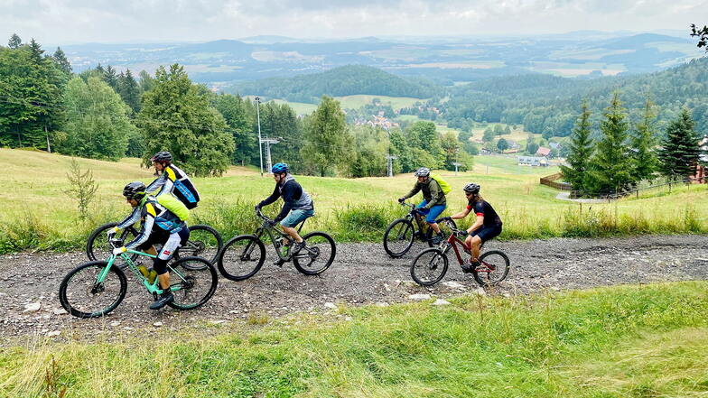 Mountainbiker auf dem Weg zum Lauschegipfel: Das Foto macht den Konflikt um die Wegenutzung im Zittauer Gebirge deutlich.