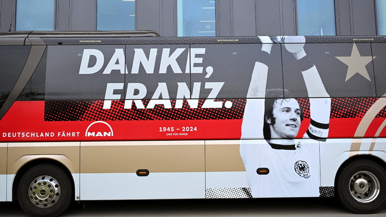 "Danke, Franz." steht in Erinnerung an Franz Beckenbauer auf dem Teambus der Fußball-Nationalmannschaft.