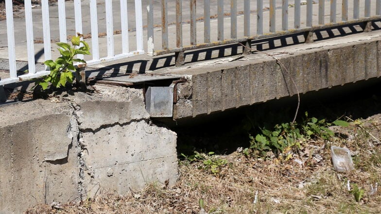 Nicht immer sind Schäden so offensichtlich wie hier an der einstigen Blechbrücke, die übers Bahnhofsgelände führte.