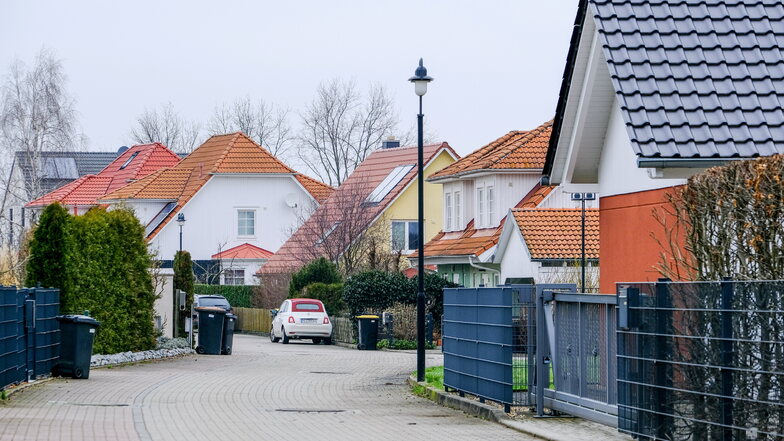 Die Schwedenhaussiedlung im Moritzburger Ortsteil Steinbach. Was so idyllisch aussieht, unterliegt strengen Bauvorschriften.