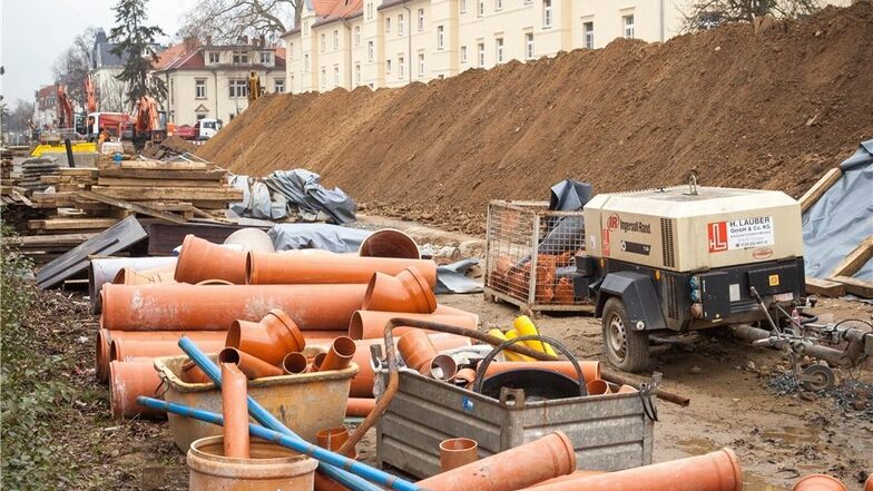 In der Troppauer Straße in Laubegast werden neue Leitungen verlegt. Die Bauarbeiten sollten im Herbst fertig sein. Nun dauern sie bis Ende 2016.