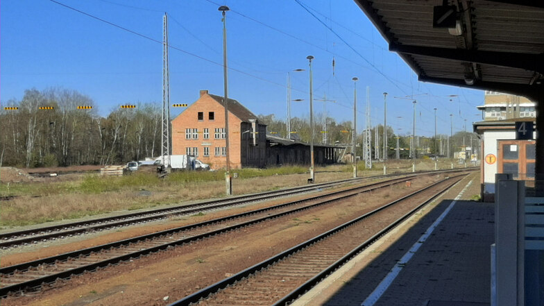 Von der Bahnsteigkante aus hat man einen guten Blick auf die frühere Güterabfertigung. Seit 1994 steht sie ungenutzt auf dem Bahnhofsgelände.