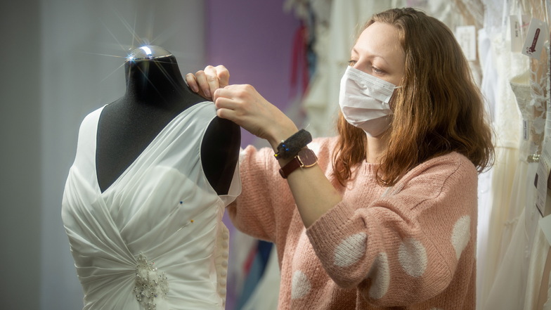 Maria Schönfelder, Inhaberin des Brautmodengeschäfts "White Dreams" in Zabeltitz hofft, dass dieses Jahr wieder mehr und unbeschwerter geheiratet werden darf.