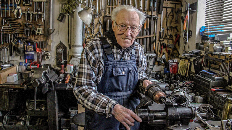 Mit 90 noch nicht im Ruhestand: Günter Ottiger arbeitet noch täglich in seiner Werkstatt in Bautzen. Hier hat er gerade ein Teil eines Anlassers in den Schraubstock gespannt.