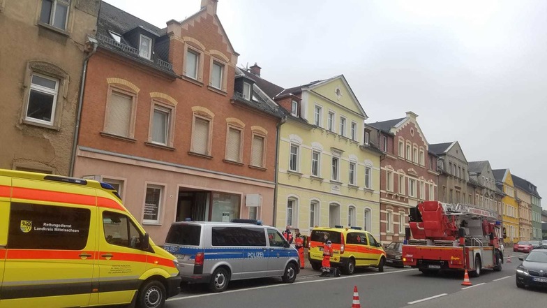 Mehrere Rettungskräfte sind auf der Hauptstraße in Waldheim vor Ort.