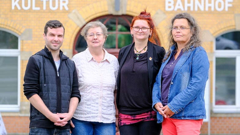 Sie wollen für die Partei Die Linke in den Radebeuler Stadtrat einziehen: Daniel Borowitzki, Manuela Riemer, Spitzenkandidatin Jana Bachmann und Angelika Didrigkeit (v. l. n. r.).