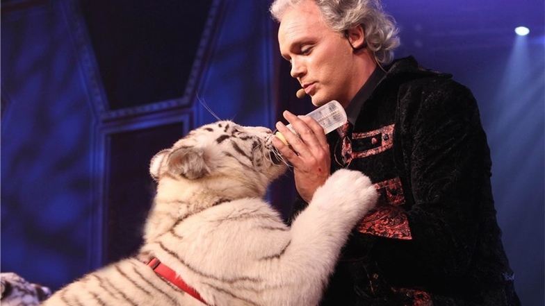 Ob die Theaterkneipe ihren Betreiber André Sarrasani auch noch mal mit einer seiner Tigerdamen erleben wird, lässt der Magier allerdings offen.