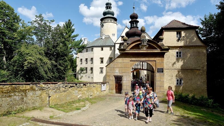 In Böhmen starten die meisten Schlösser Anfang April in die Saison. Auf Schloss Lemberk (links) wird der Turm für Besucher geöffnet.