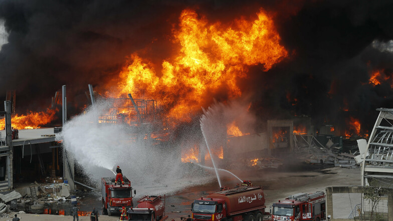 Rettungskräfte kämpfen am Donnerstag im Hafen von Beirut gegen die Flammen.