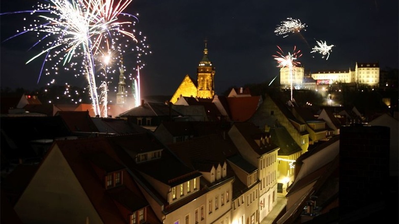 Die Pirnaer begrüßen das neue Jahr mit einem bunten Feuerwerk über der Altstadt.
