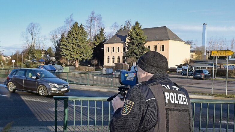 Polizeihauptkommissar Holger Döhler misst die Geschwindigkeit vor der Grundschule Grünlichtenberg. 30 Kilometer pro Stunde, mehr dürfen die Kraftfahrer dort nicht fahren. Zwei haben sich nicht daran gehalten.